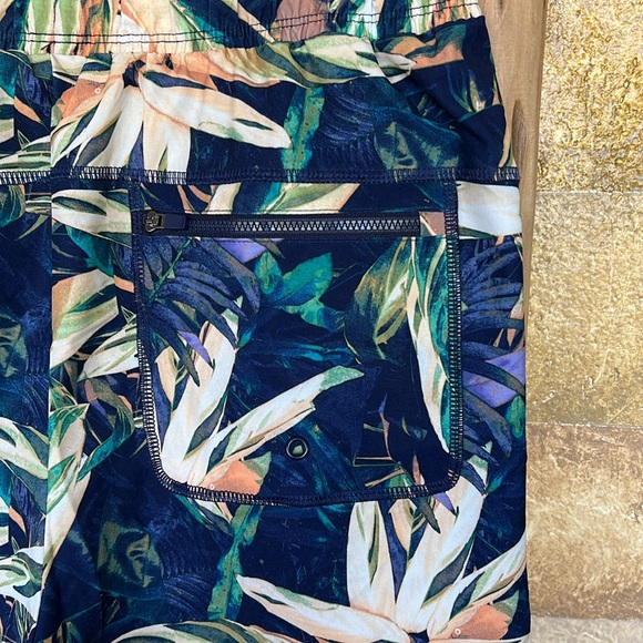 All In Motion Men’s Tropical UPF 50+ Hybrid 6” Swim Trunks - Picture 6 of 7